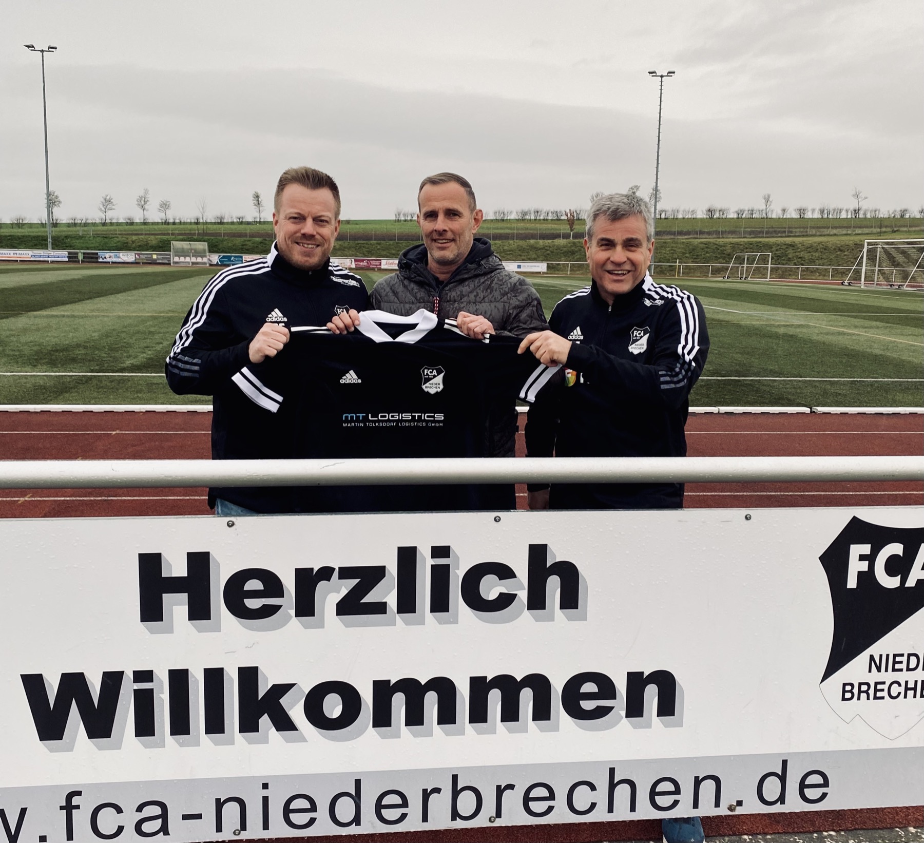 (v.l.) Dominik Gro (Sportlicher Leiter), Stefan Simon und Klaus Stillger (1. Vorsitzender). Foto: FCA Niederbrechen